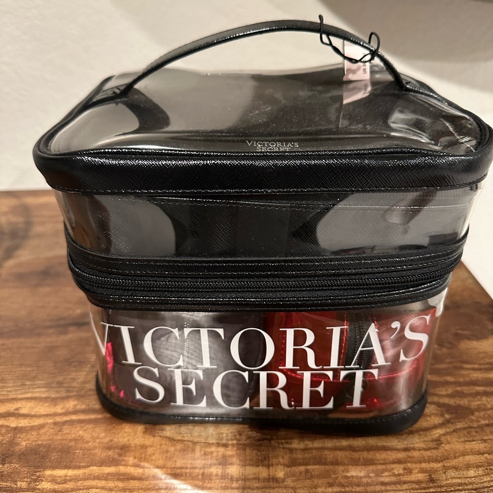 4 in 1 travel set Victoria Secret.